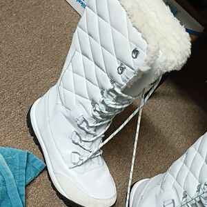 Women's White Quilted Winter Snow Boots with Faux Fur